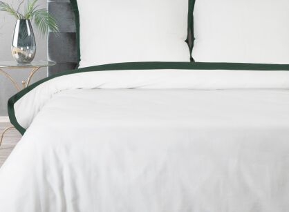 Pościel satyna bawełniana 160x200 LAURA biała zdobiona ozdobną ciemno zieloną kantą z kolekcji Nova Style
