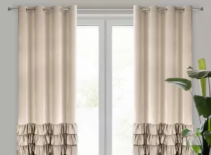 Zasłona na przelotkach 140x250 DANI welwetowa beżowa jednokolorowa zdobiona w dolnej części falbanami