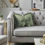 Poduszka welwetowa z wypełnieniem 35x55 KOKARDA 2 oliwkowa obszyta falbaną - 2