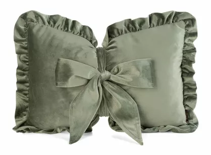 Poduszka welwetowa z wypełnieniem 35x55 KOKARDA 2 oliwkowa obszyta falbaną