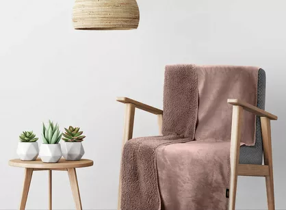 Koc na fotel jednokolorowy 70x160 TEDY mocha imitujący buklę