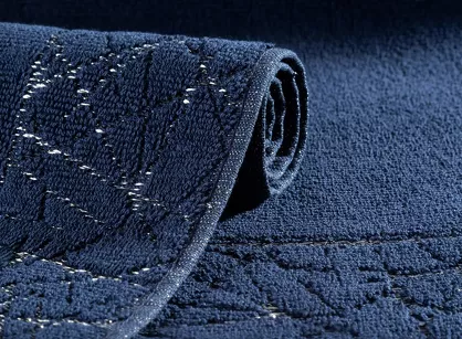 Dywanik bawełniany 50x70 NIKA granatowy z geometrycznym wzorem z błyszczącą nicią