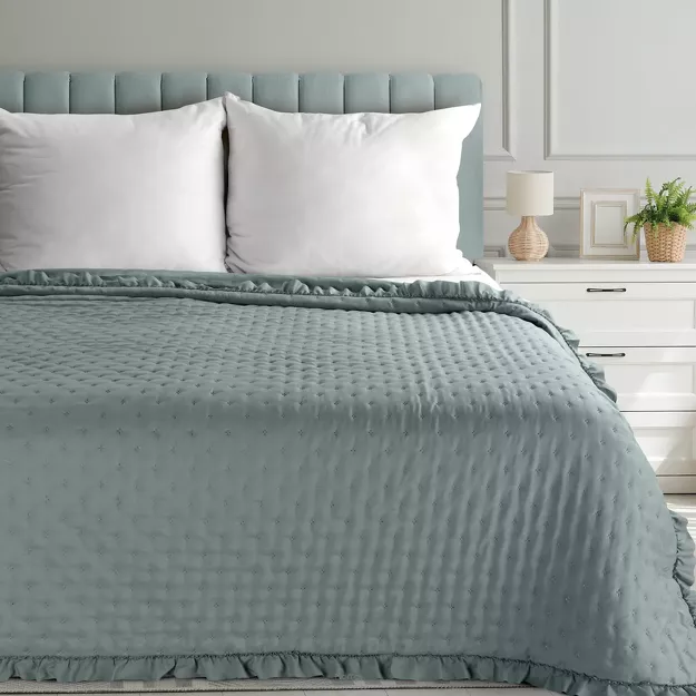 Narzuta z mikrofibry 170x210 LIBI 3 szałwiowa pikowana w delikatny wzór z falbaną