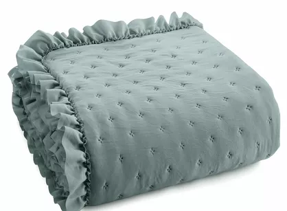 Narzuta z mikrofibry 170x210 LIBI 3 szałwiowa pikowana w delikatny wzór z falbaną