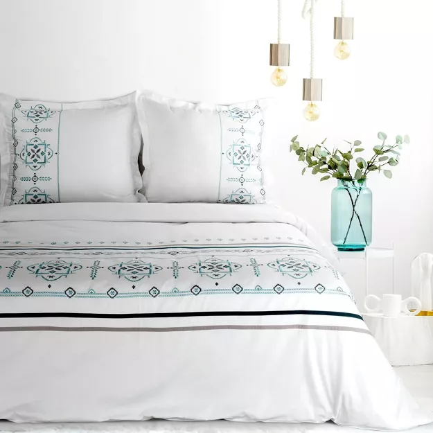 Pościel satynowa 220x200 HAFT 9B biała z haftowanym niebieskim wzorem w stylu bałkańskim z kolekcji Premium