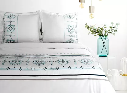 Pościel satynowa 220x200 HAFT 9B biała z haftowanym niebieskim wzorem w stylu bałkańskim z kolekcji Premium