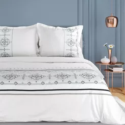 Pościel satynowa 220x200 HAFT 9B biała z haftowanym niebieskim wzorem w stylu bałkańskim z kolekcji Premium