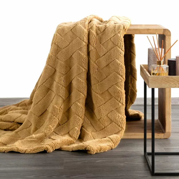 Koc na fotel 70x160 CARO miodowy puszysty typu flano z wytłaczanym wzorem Design 91