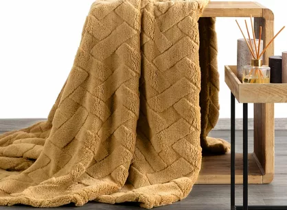 Koc na fotel 70x160 CARO miodowy puszysty typu flano z wytłaczanym wzorem Design 91