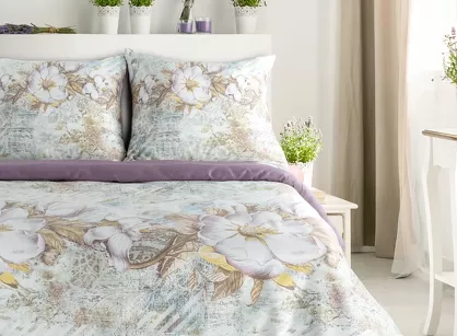Pościel satynowa 220x200 SPRING 26 ciemny fiolet z wzorem delikatnych kremowych kwiatków z kolekcji Classic