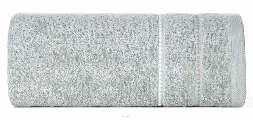 Ręcznik 30x50 SUZI srebrny z kontrastującą stebnowaną bordiurą w delikatne paseczki 500 g/m2