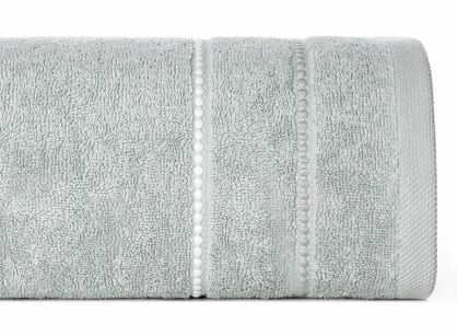 Ręcznik 30x50 SUZI srebrny z kontrastującą stebnowaną bordiurą w delikatne paseczki 500 g/m2