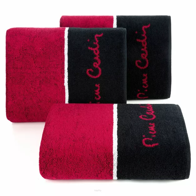 Ręcznik LUCA 70x140 Pierre Cardin czerwony zdobiony szeroką kontrastową czarną bordiurą z napisami Pierre Cardin