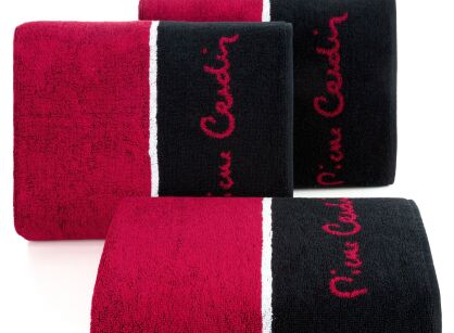 Ręcznik LUCA 70x140 Pierre Cardin czerwony zdobiony szeroką kontrastową czarną bordiurą z napisami Pierre Cardin