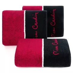 Ręcznik LUCA 70x140 Pierre Cardin czerwony zdobiony szeroką kontrastową czarną bordiurą z napisami Pierre Cardin 450 g/m2