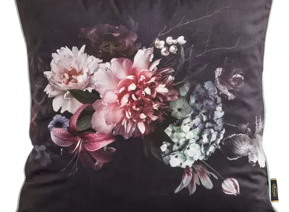 Poszewka welwetowa 45x45 VELVET 137 czarna z designerskim fioletowym wzorem botanicznym