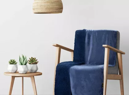 Koc na fotel jednokolorowy 70x160 TEDY granatowy imitujący buklę