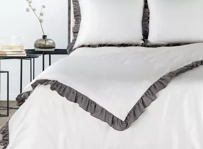 Pościel bawełniana 160x200 ELIZA biała zdobiona ozdobną stalową falbanką z kolekcji Nova Style
