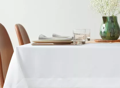 Obrus 140x180 LUCY biały gładki zdobiony kantą