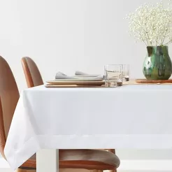 Obrus 140x180 LUCY biały gładki zdobiony kantą