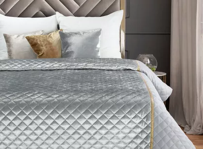 Narzuta welwetowa 220x240 KRISTIN srebrna przeszywana w delikatny wzór z błyszczącą lamówką