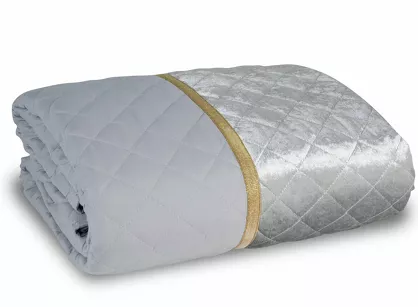 Narzuta welwetowa 220x240 KRISTIN srebrna przeszywana w delikatny wzór z błyszczącą lamówką