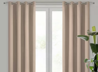 Zasłona na przelotkach 135x250 LOGAN zaciemniająca beżowa jednokolorowa z półmatowej tkaniny