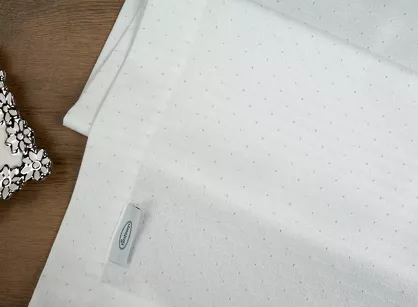 Bieżnik elegancki 40x180 ELLEN biały w drobne kropeczki z ozdobną listwą połyskujący srebrną nicią