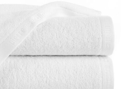 Ręcznik 70x140 EVI Pierre Cardin biały zdobiony bordiurą w kolorze ręcznika z logo marki