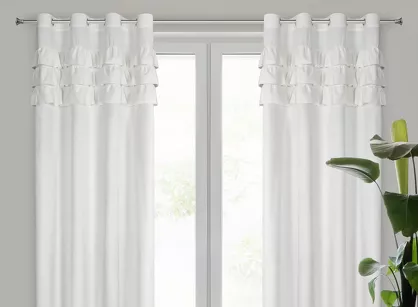 Zasłona na przelotkach 140x250 SAMI welwetowa biała jednokolorowa zdobiona w górnej części falbanami i taśmą z cyrkoniami