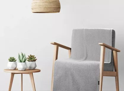 Koc na fotel 70x160 BUKLA srebrny jednokolorowy wzór baranka