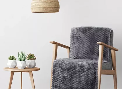 Koc na fotel 70x160 CINDY 6 stalowy puszysty w drobny wzór Design 91