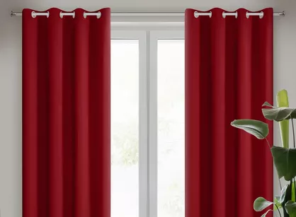 Zasłona na przelotkach 135x250 LOGAN zaciemniająca czerwona jednokolorowa z półmatowej tkaniny