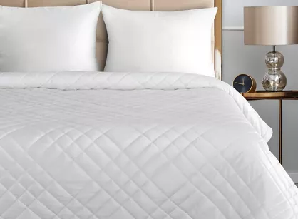 Narzuta welwetowa 170x210 RIA 6 biała przeszywana grubą nicią zdobiona wzorem geometrycznym