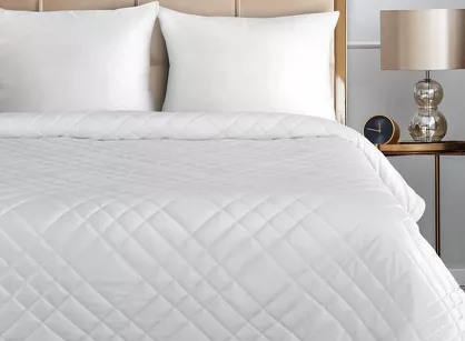 Narzuta welwetowa 170x210 RIA 6 biała przeszywana grubą nicią zdobiona wzorem geometrycznym