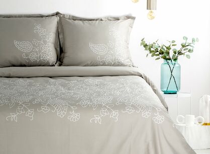 Pościel satynowa 220x200 HAFT 10A beżowa haftowana białym wzorem kwiatowym z kolekcji Premium