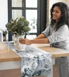 Bieżnik welwetowy 40x140 DAVOS 2 biały pikowany z wzorem egzotycznych zielonych i srebrnych liści - 5