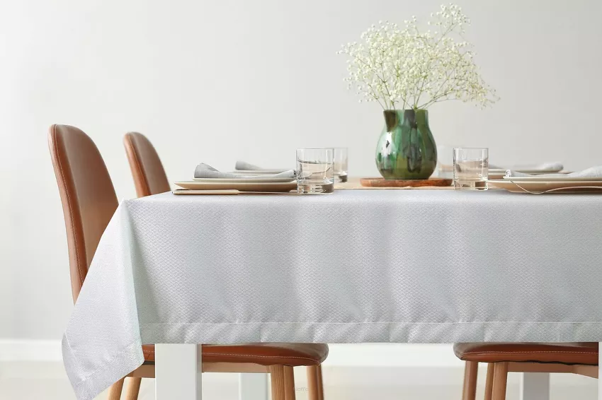 Obrus 145x400 JOWITA biały zdobiony kantą i srebrna nicią