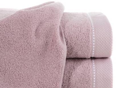 Ręcznik bawełniany 70x140 DAISY pudrowy z bordiurą z kontrastowym przeszyciem