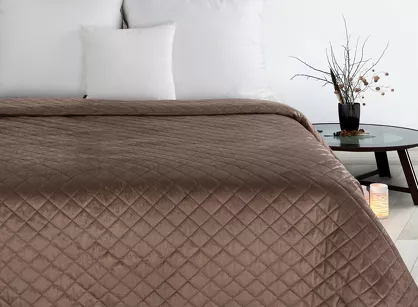 Narzuta welwetowa 220x240 LUIZ 5 ciemny beż pikowana w subtelny geometryczny wzór z kolekcji Design 91