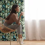 Zasłona na przelotkach 140x250 LONI zaciemniająca czarna z motywem graficznym zielonych kwiatów - 13