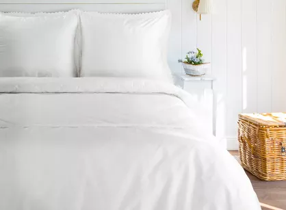 Pościel satynowa 220x200 RETRO 6 biała z delikatną koronką z kolekcji Premium