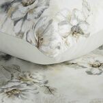 Pościel satynowa 160x200 SPRING 73 jasny beż w jasno szary wzór kwiatów z kolekcji Classic - 2