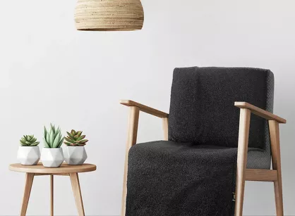 Koc na fotel 70x160 BUKLA czarny jednokolorowy wzór baranka