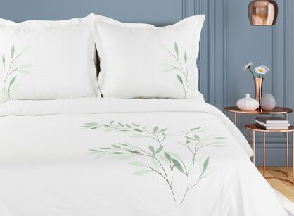 Pościel satynowa 160x200 HAFT 8B biała z haftowanym zielonym wzorem listków z kolekcji Premium