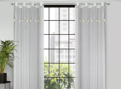 Firana na przelotkach 140x250 KIDS 2 kremowa z etaminy zdobiona taśmą dekoracyjną w wiszące słoniki