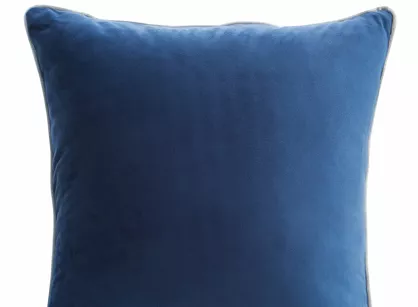 Poszewka welwetowa jednokolorowa 40x40 MEL granatowa z ozdobną srebrną wypustką