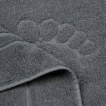Dywanik bawełniany 50x70 SAMMY stalowy jednokolorowy z wzorem stóp - 3