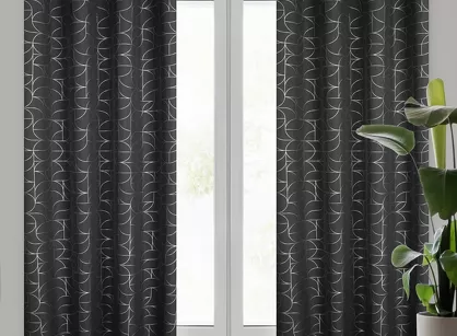 Zasłona gotowa na przelotkach 140x250 EVI czarna z błyszczącym srebrnym nadrukiem geometrycznym