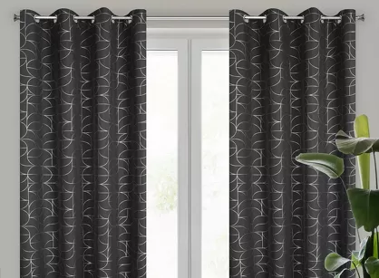 Zasłona na przelotkach 140x250 EVI czarna z błyszczącym srebrnym nadrukiem geometrycznym
